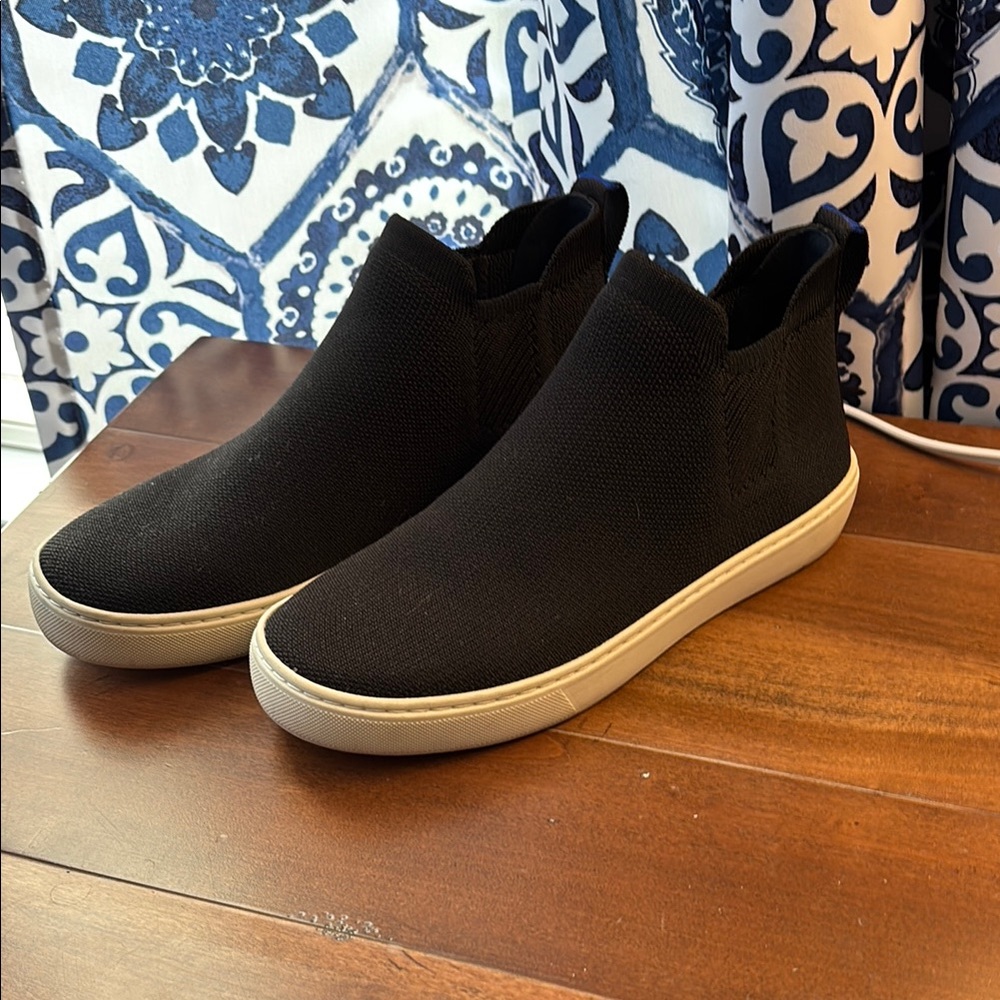 Rothys black chelseas